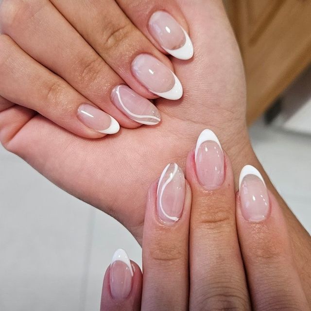 Francesa blanca en uñas almendradas