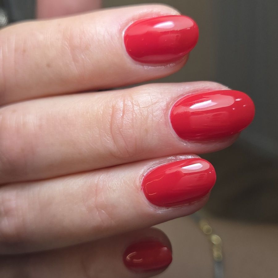 Manicura semipermanente roja